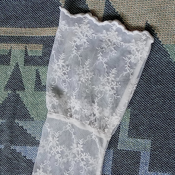 Hollister Women's Lace Long Bell Sleeve White Blouse Size XS - Picture 12 of 12